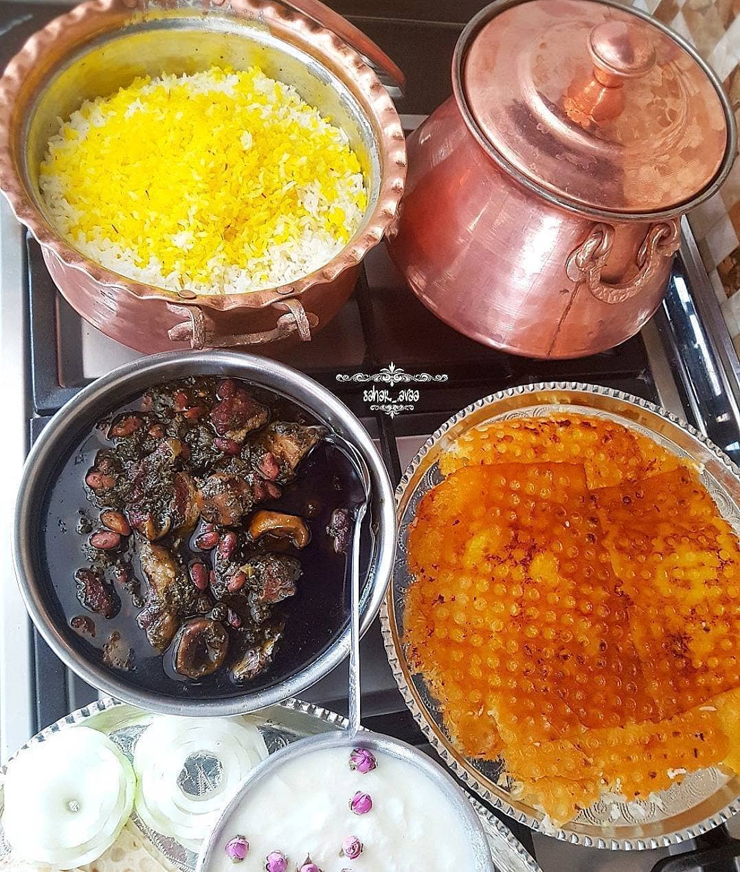 طرز تهیه قورمه سبزی خانگی خوشمزه و ساده (فیلم آموزشی مرحله به مرحله)