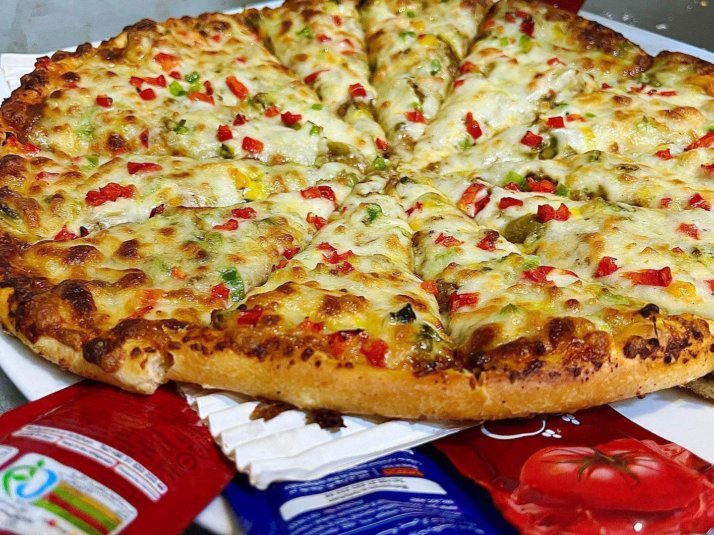 طرز تهیه پیتزا مرغ و قارچ خوشمزه و ساده به سبک فست فودی