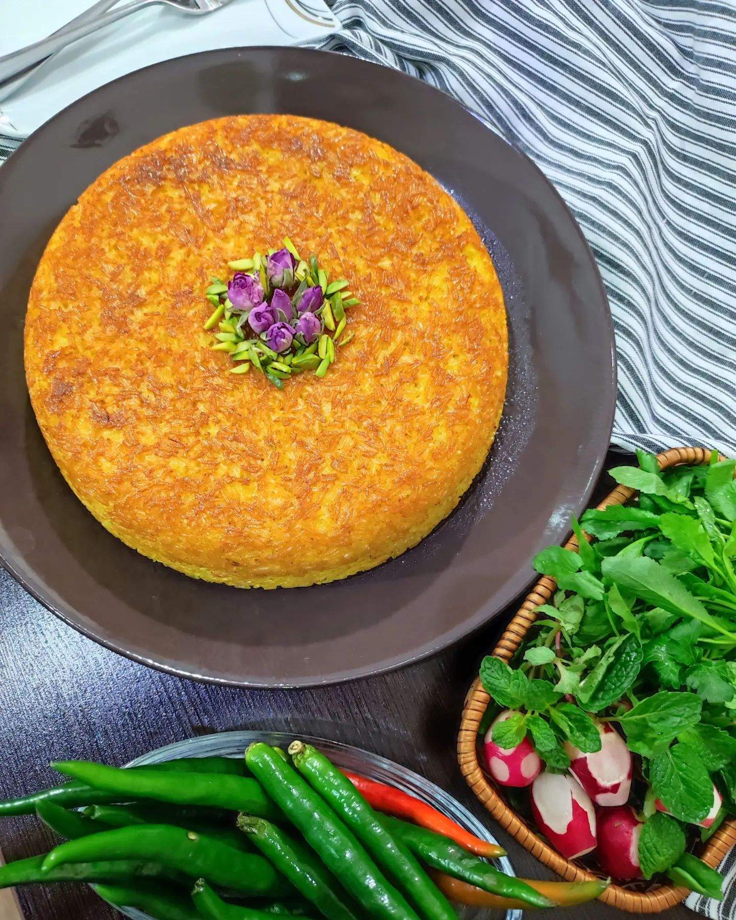 طرز تهیه ته دیگ زعفرانی خوشمزه و ساده به سبک رستورانی