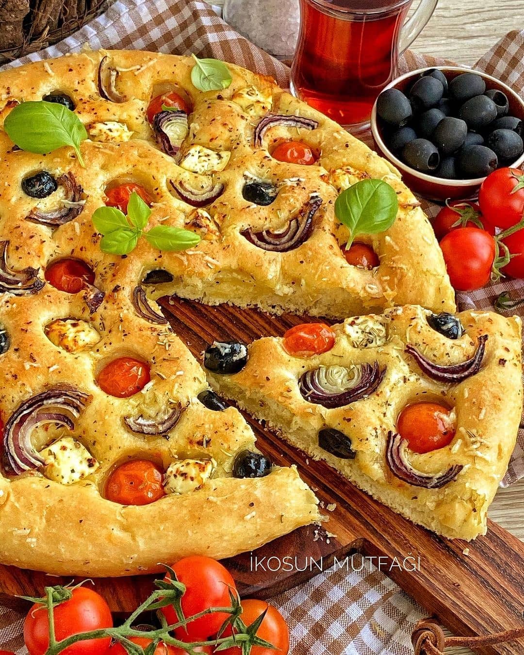 طرز تهیه نان فوکاچیا خوشمزه و مجلسی به سبک اصیل ایتالیایی