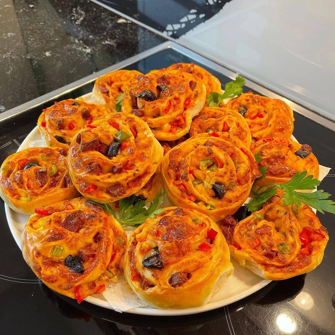 طرز تهیه پیتزا رولی خوشمزه و مجلسی به سبک فینگرفود
