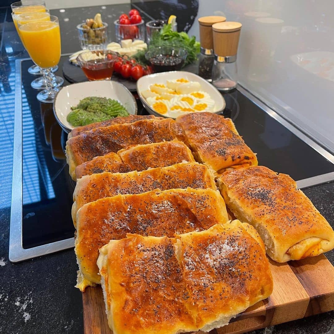 طرز تهیه پوآچای سوسیس و پنیر خوشمزه و ساده (مرحله به مرحله)