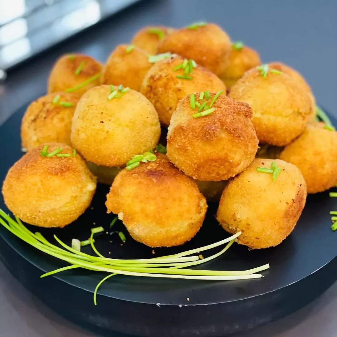طرز تهیه توپک های سیب زمینی و پنیر خوشمزه و ساده (طعم عالی) طرز تهیه توپک های سیب زمینی و پنیر خوشمزه و ساده (طعم عالی)