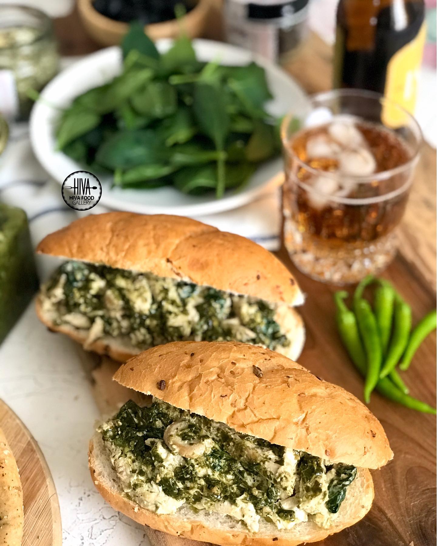 طرز تهیه ساندویچ مرغ خامه ای با سس پستو خوشمزه و ساده به سبک کافه ای