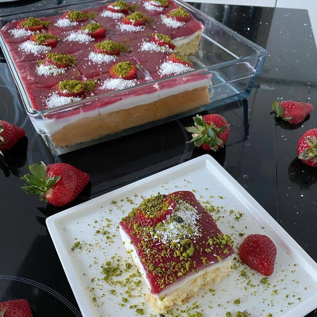 طرز تهیه کیک پاندیسپانیا توت فرنگی خانگی (خوشمزه و ساده)