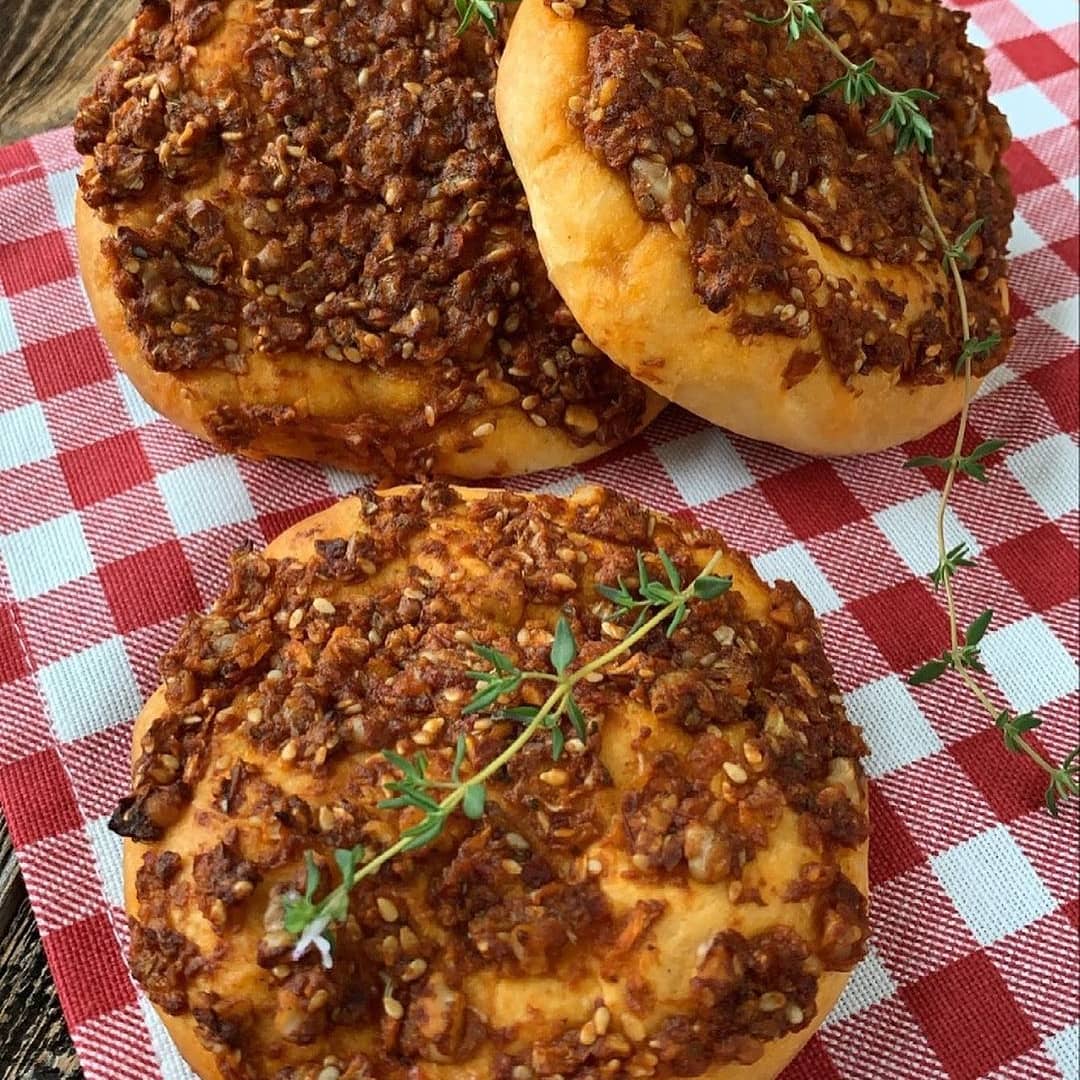 طرز تهیه نان فلفلی ترکیه ای خوشمزه و ساده (مرحله به مرحله) طرز تهیه نان فلفلی ترکیه ای خوشمزه و ساده (مرحله به مرحله)