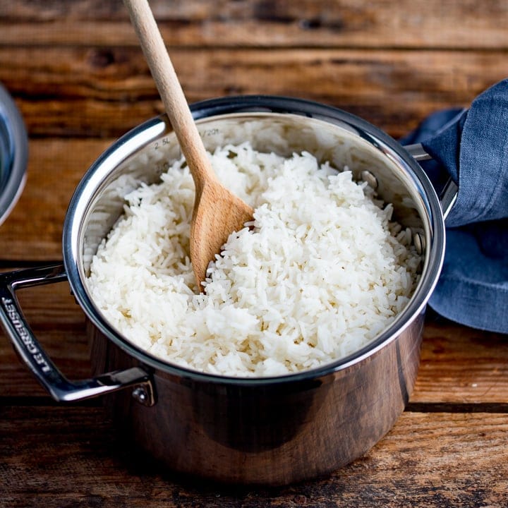 چرا برنج دم نمیکشد؟ (9 راه حل برنج سفت)