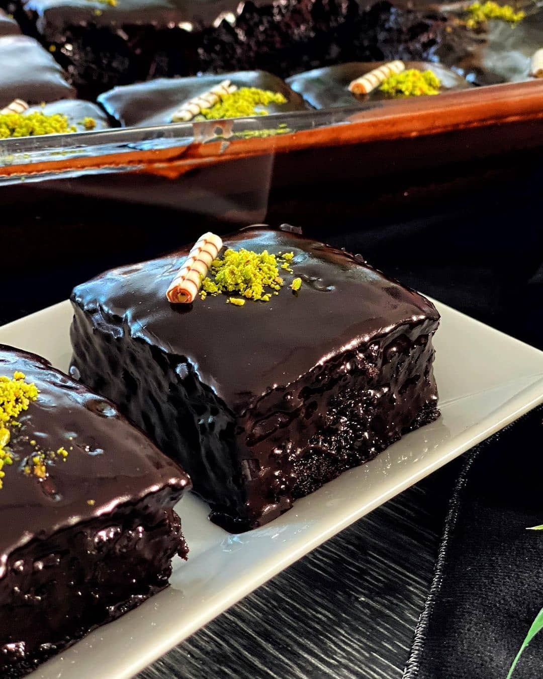 طرز تهیه کیک خیس سس دار خوشمزه و مجلسی به سبک کافه ای
