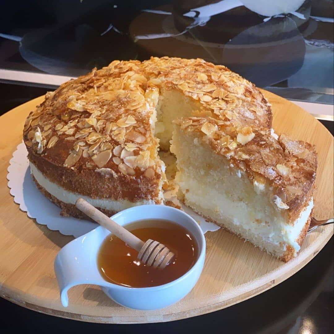 طرز تهیه کیک عسل و بادام خامه ای خوشمزه و ساده به سبک قنادی