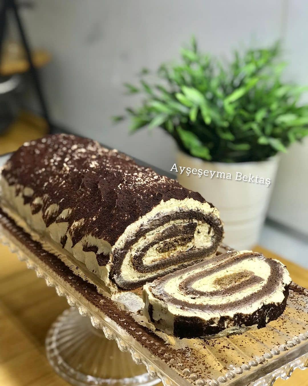 طرز تهیه کیک رولت تیرامیسو خوشمزه و مجلسی برای مهمانی