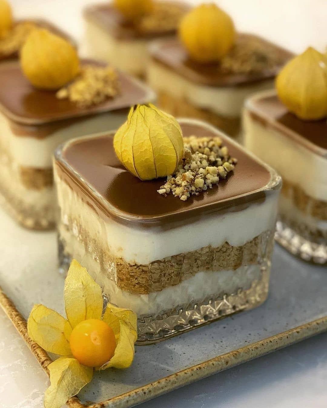 طرز تهیه دسر لیوانی محلبی با سس شکلاتی خوشمزه و مجلسی برای پذیرایی
