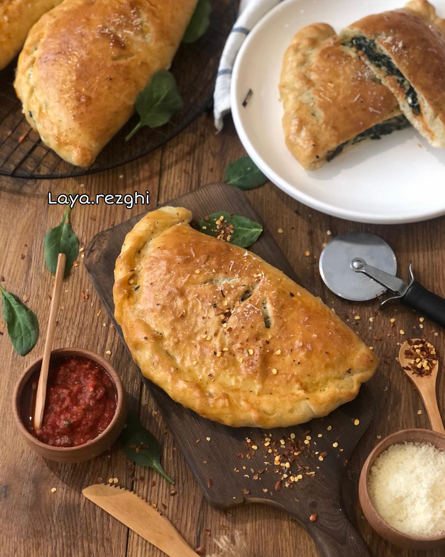 طرز تهیه پیتزا کالزونه اسفناج و قارچ خوشمزه و ساده به سبک فست فود