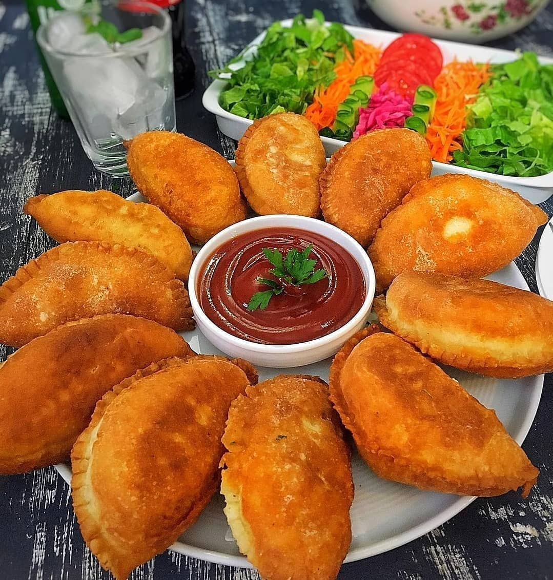 طرز تهیه پیراشکی گوشت پنیری خانگی (خوشمزه و ساده)