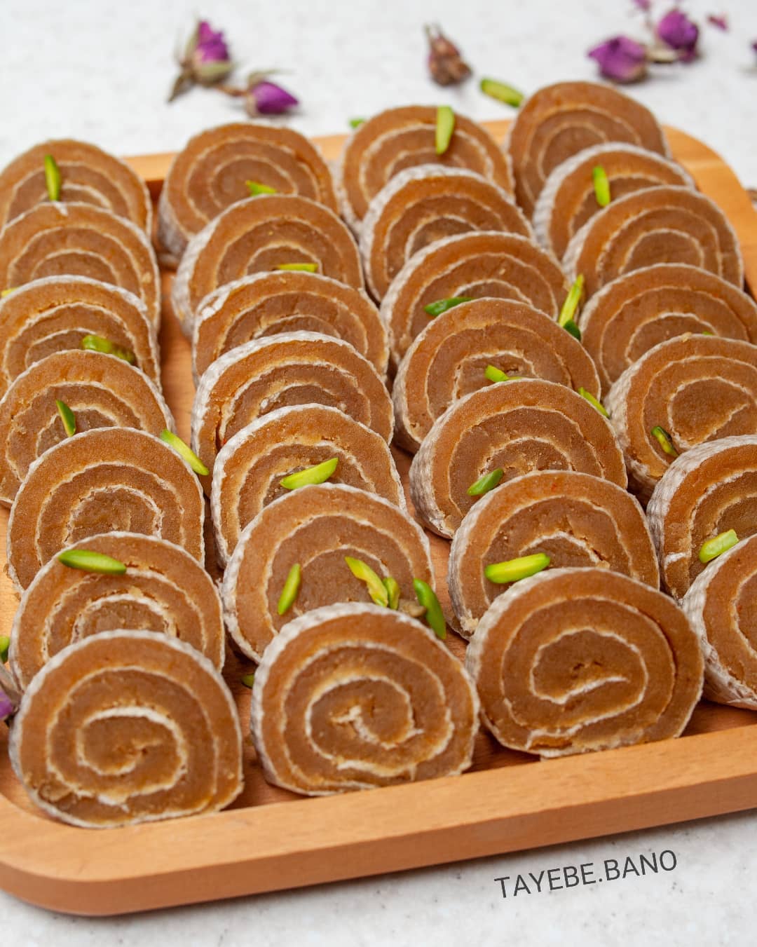 طرز تهیه حلوا رولی با نان میکادو یا لواش خوشمزه و مجلسی (ویژه محرم)