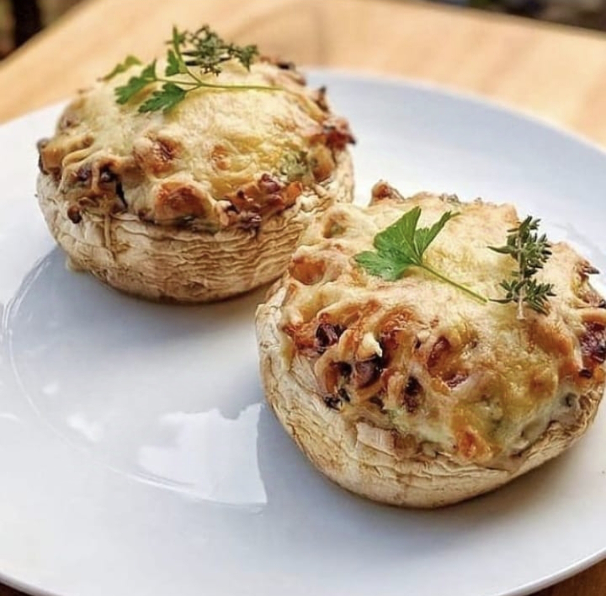 طرز تهیه قارچ شکم پر با مرغ و خامه
