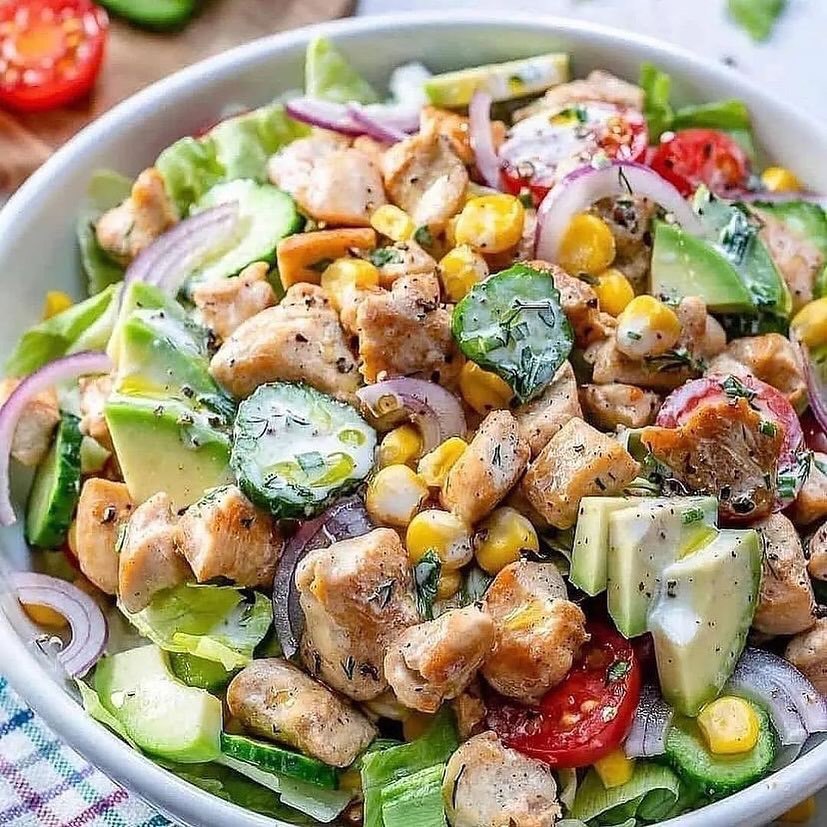 طرز تهیه سالاد برای ۴ نفر همراه با سس خوشمزه و ساده (مرحله به مرحله)