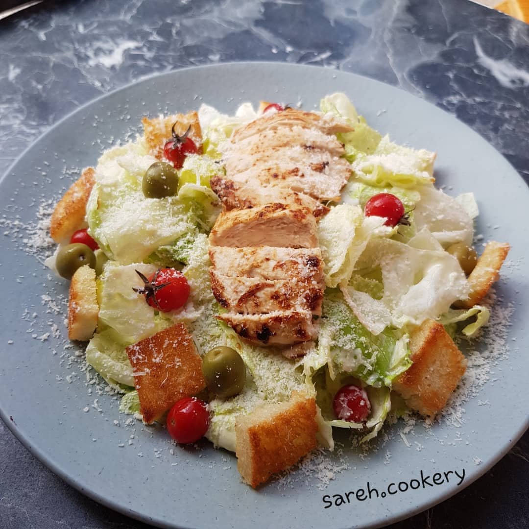 طرز تهیه سالاد سزار رستورانی خوشمزه و ساده (مرحله به مرحله)