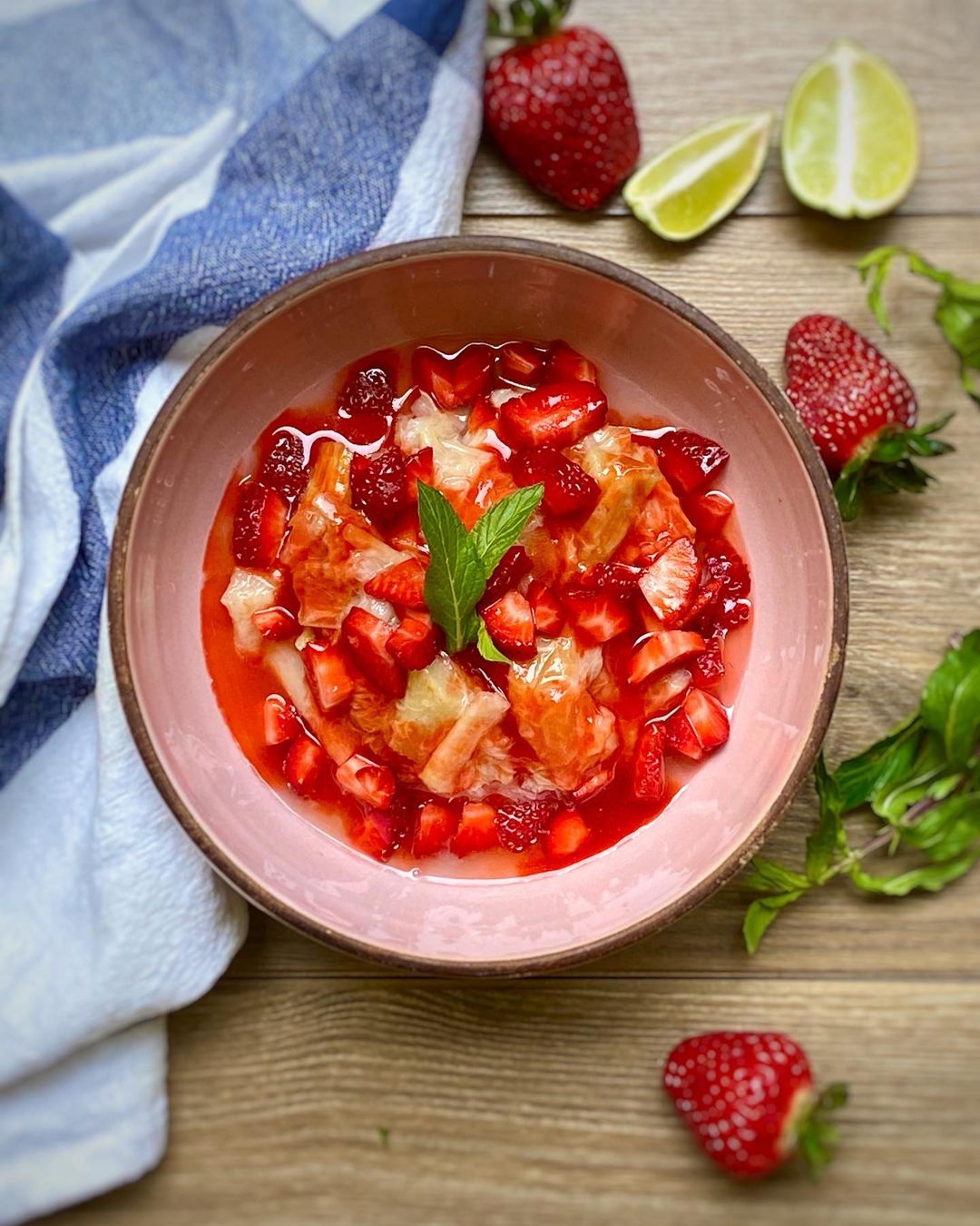 طرز تهیه کمپوت ریواس و توت فرنگی خانگی خوشمزه و ساده (مرحله به مرحله)