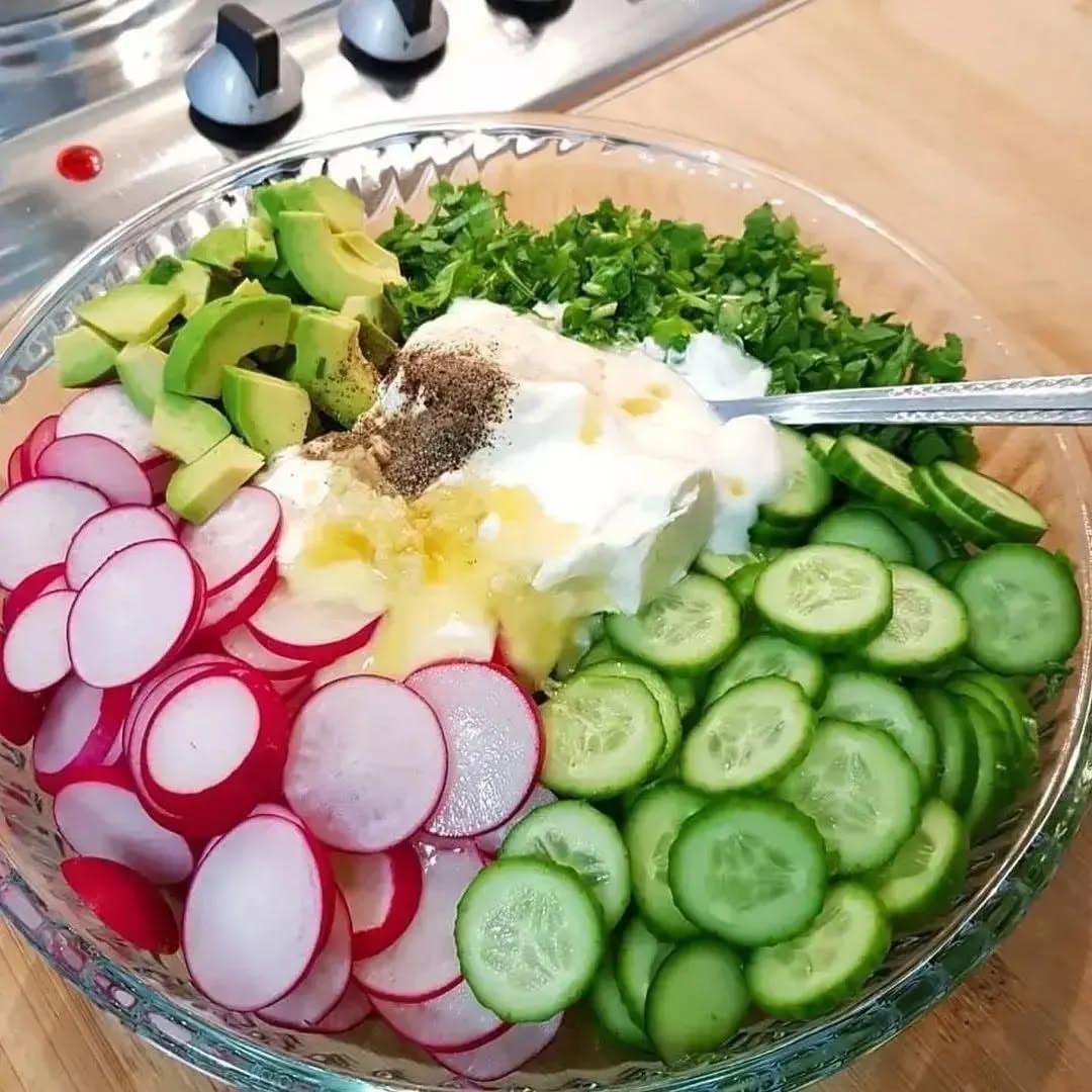 طرز تهیه سالاد خیار و تربچه خوشمزه و ساده (مرحله به مرحله) طرز تهیه سالاد خیار و تربچه خوشمزه و ساده (مرحله به مرحله)