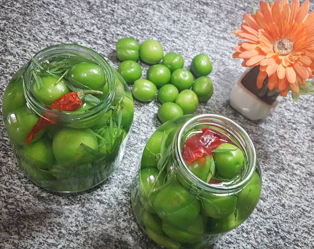 طرز تهیه ترشی گوجه سبز خانگی خوشمزه و ساده (مرحله به مرحله)