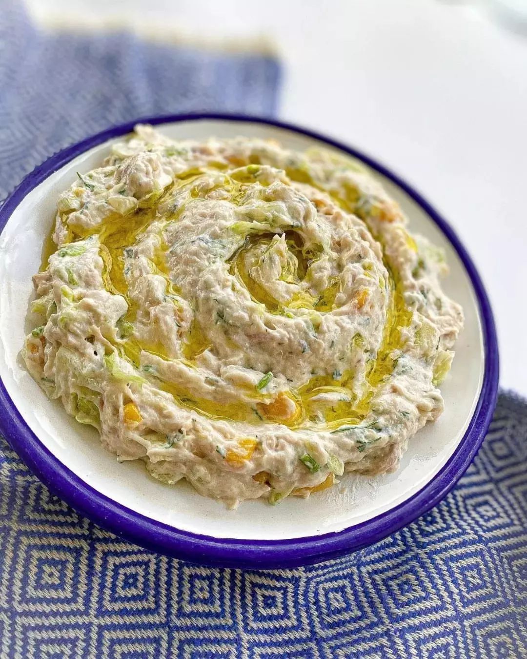 طرز تهیه سالاد مرغ و روغن زیتون خوشمزه و ساده (مرحله به مرحله) طرز تهیه سالاد مرغ و روغن زیتون خوشمزه و ساده (مرحله به مرحله)