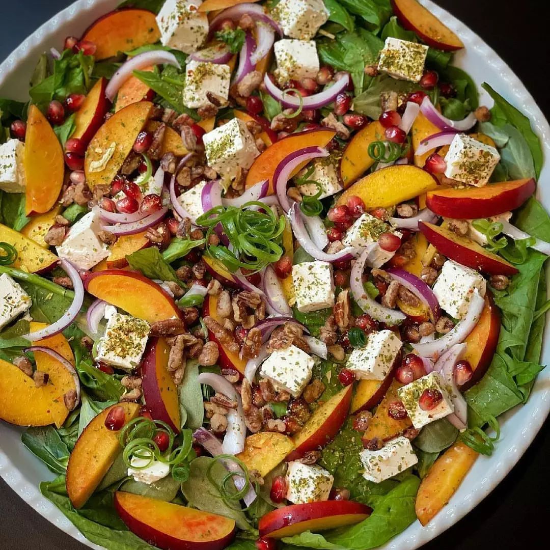 طرز تهیه سالاد هلو‌ و پنیر فتا خوشمزه و ساده (مرحله به مرحله)