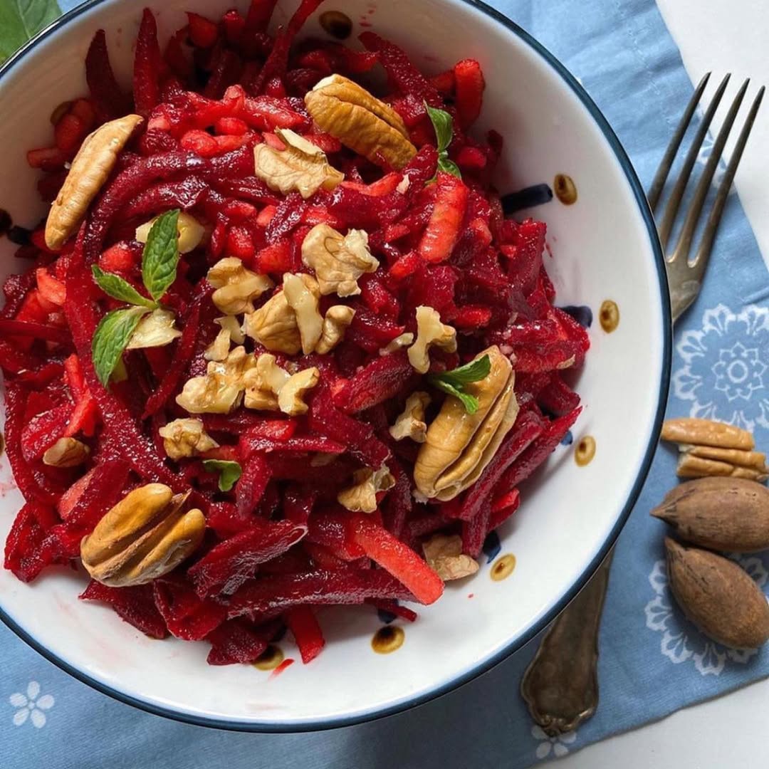 طرز تهیه سالاد سیب و گردو چغندر خوشمزه و ساده (مرحله به مرحله) طرز تهیه سالاد سیب و گردو چغندر خوشمزه و ساده (مرحله به مرحله)