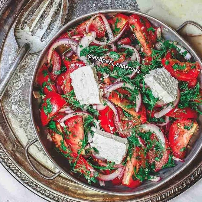 طرز تهیه سالاد گوجه فرنگی خوشمزه و ساده (مرحله به مرحله)