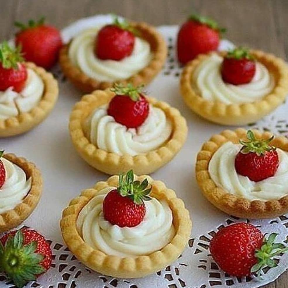 طرز تهیه تارت توت فرنگی با کرم خانگی خوشمزه و ساده (مرحله به مرحله)