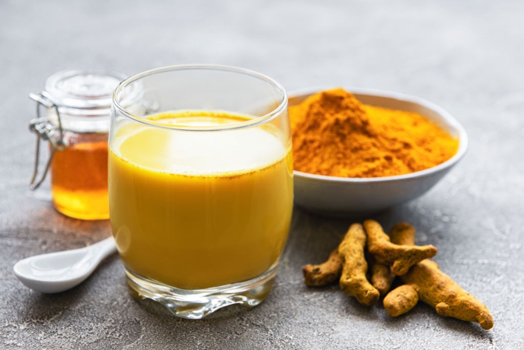 اسموتی زنجبیل و دستور تهیه این نوشیدنی دلچسب در فصل سرما (مرحله به مرحله)