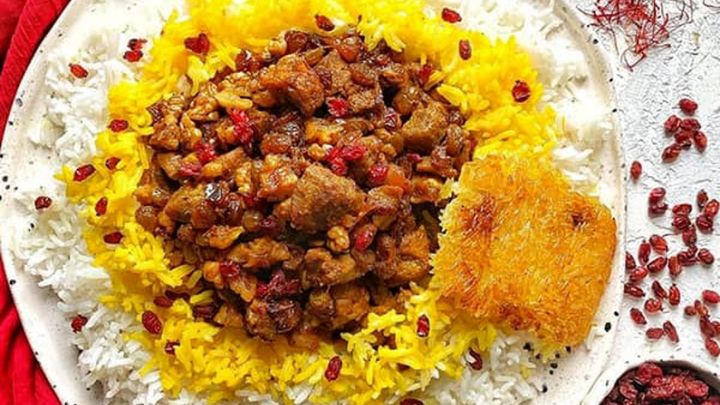 مراحل تهیه گردو پلو همدانی با مرغ