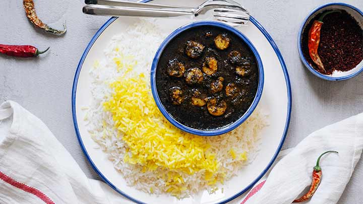 مراحل تهیه خورشت قلیه میگو