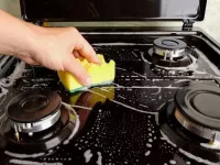 آموزش پاک کردن پلاستیک ذوب شده از روی اجاق گاز شیشه ای + عکس