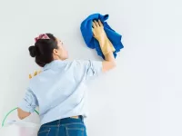 ۸ نکته ساده برای تمیز کردن کاغذ دیواری بدون آسیب رساندن به آن