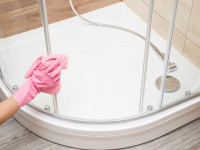 ترفندهای لازم برای تمیز کردن شیشه کابین دوش حمام