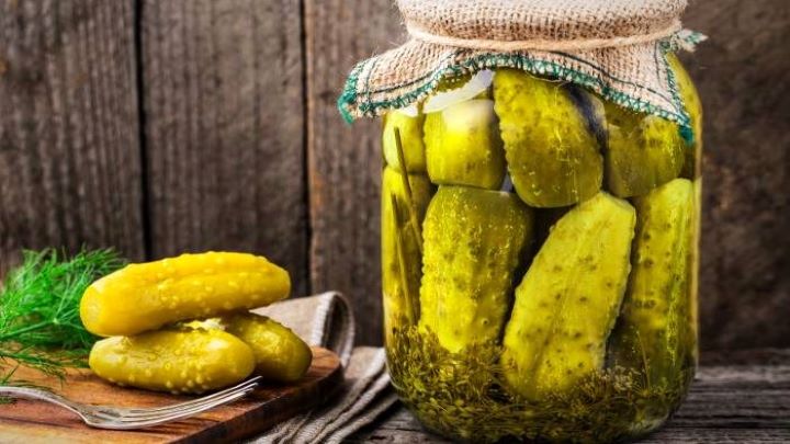 جادوی سبزی‌های خشک در تهیه خیارشور ترد و خوش‌طعم