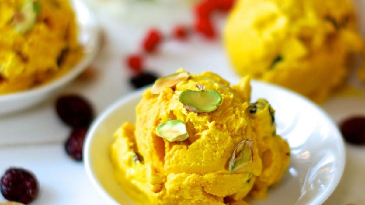 دستور تهیه بستنی سنتی زعفرانی با طعمی دلچسب (مرحله به مرحله)