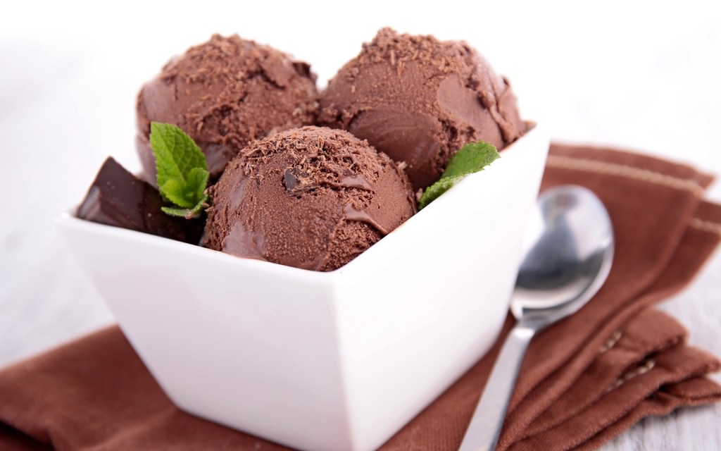 دستور تهیه کامل تهیه بستنی شکلاتی خانگی (مرحله به مرحله)