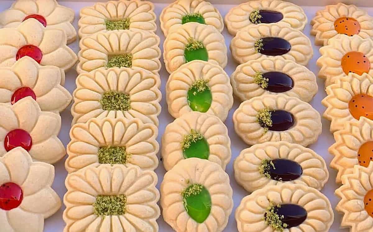 دستور تهیه گام به گام پخت شیرینی گل خانگی عید نوروز همراه با تصاویر (مرحله به مرحله)
