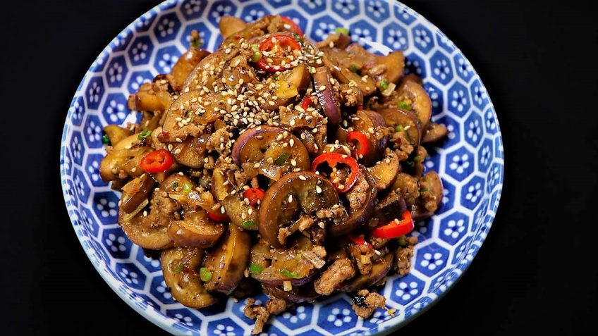 دستور تهیه ی خوراک بادمجان با گوجه یک شام سبک (مرحله به مرحله)