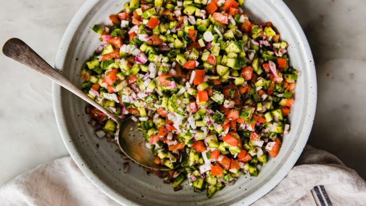 رسپی سالاد شیرازی با گوجه سبز؛ ساده و خوشمزه