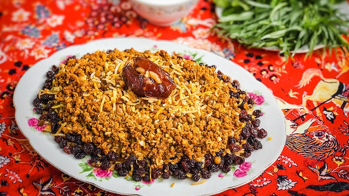 رسپی عدس پلو مجلسی؛ با گوشت و کشمش