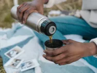 بررسی دلایل داغ نگه‌داشتن آب در فلاسک استیل