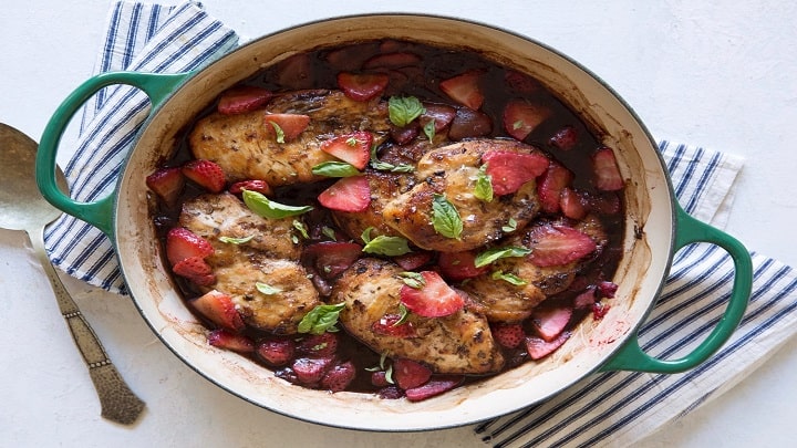 خورشت توت فرنگی با مرغ و با سس مخصوص