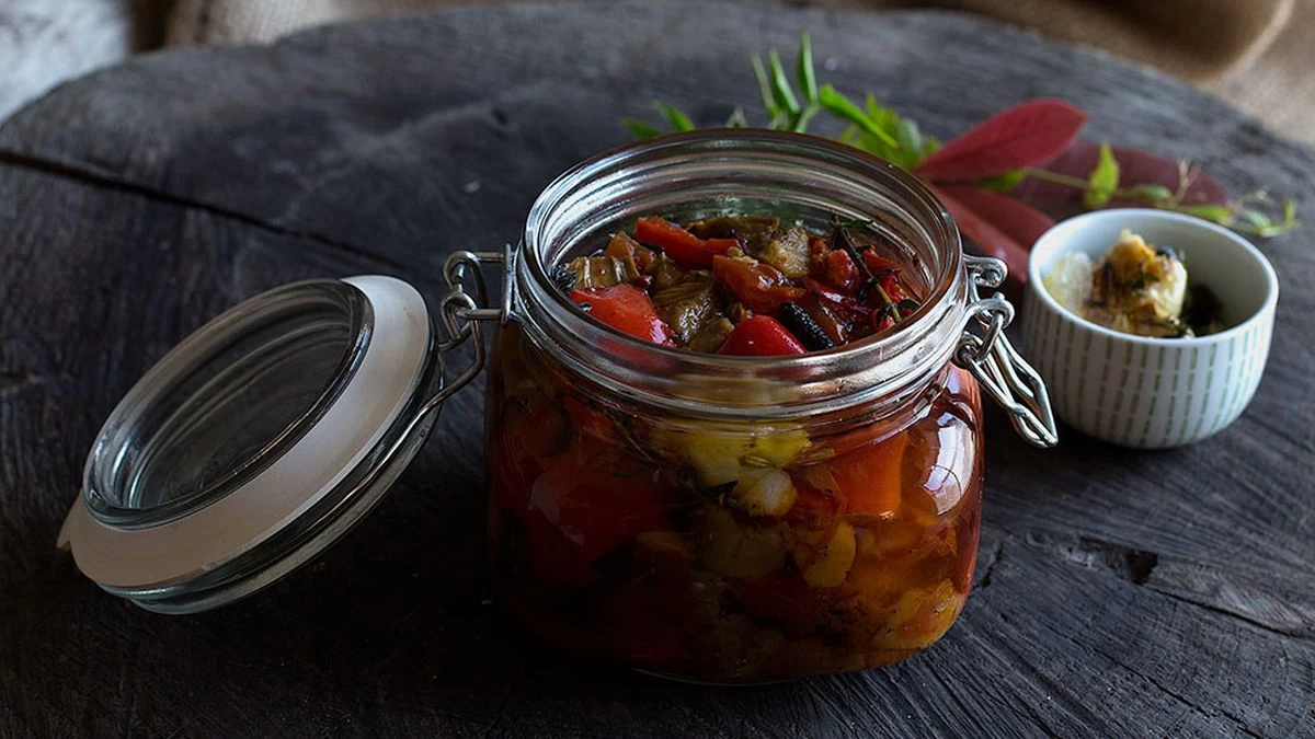 دستور تهیه ترشی گوجه بادمجان ساده اما خوش طعم (مرحله به مرحله)