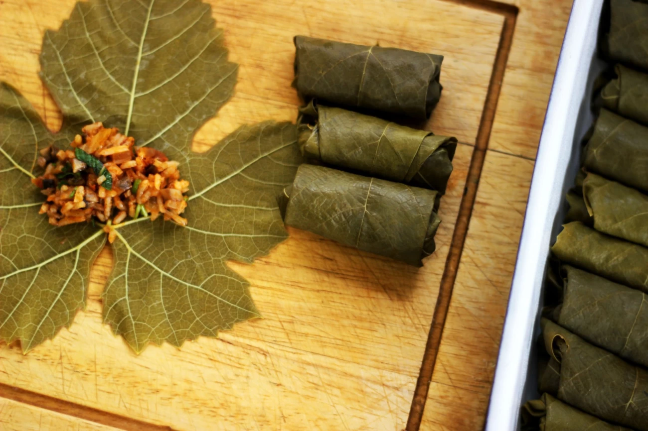 دستور تهیه دلمه برگ مو (مرحله به مرحله)