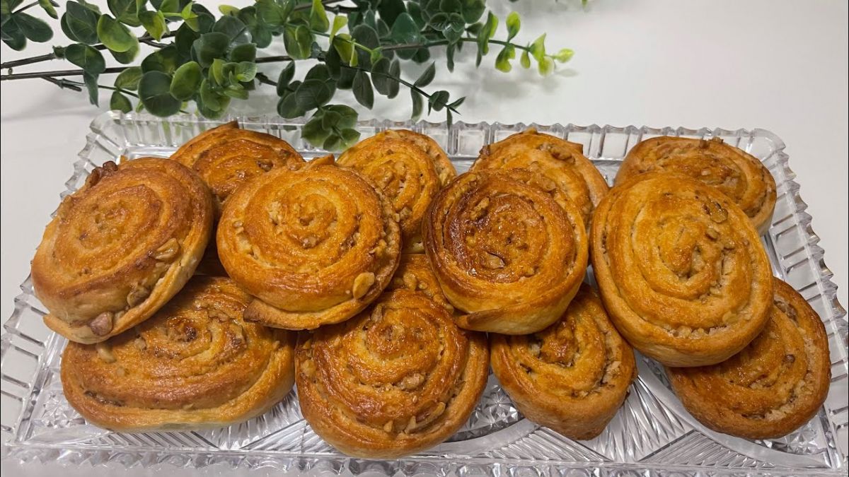 دستور تهیه کیک حلزونی یک عصرانه خوشمزه برای کودکان (مرحله به مرحله)