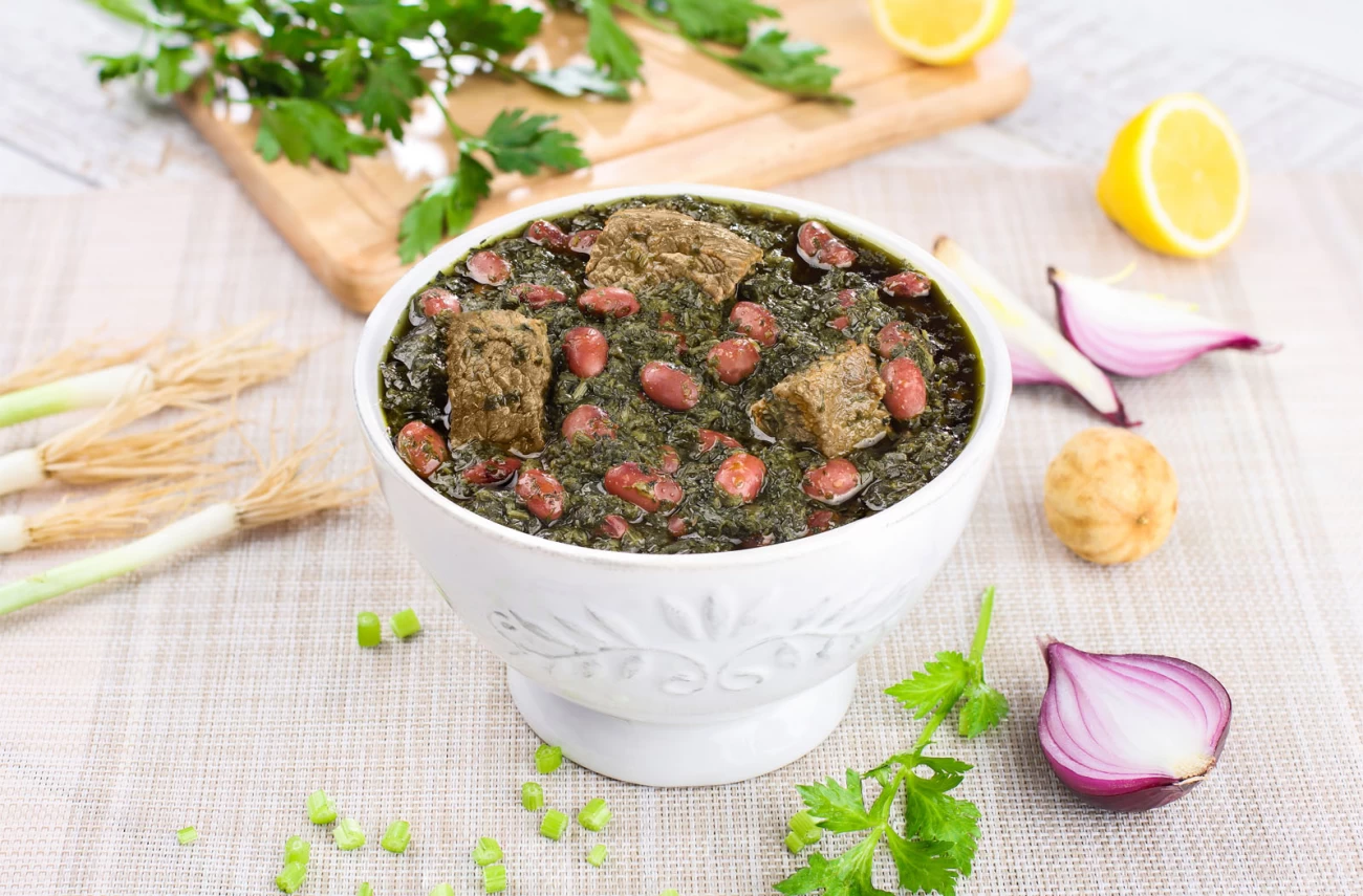 چطور قورمه سبزی را لعاب دار کنیم؟