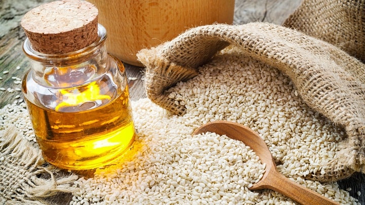 مقایسه روغن زیتون و روغن کنجد؛ کدام بهتر است؟