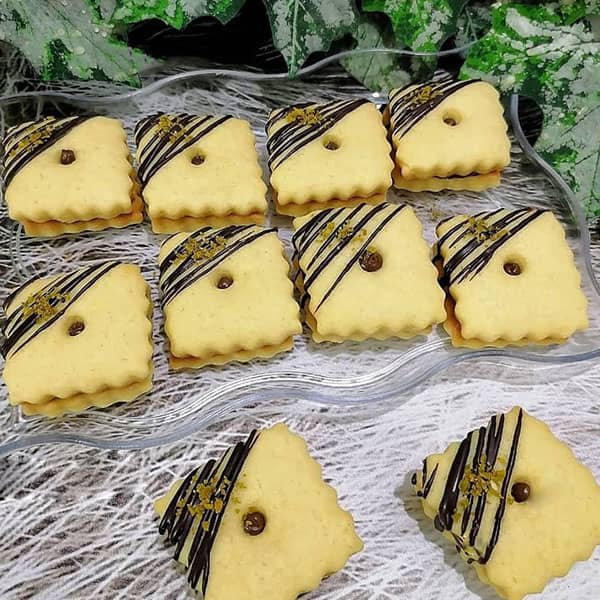 مواد لازم و آموزش بیسکویت دارچینی کرم دار خانگی (مرحله به مرحله)
